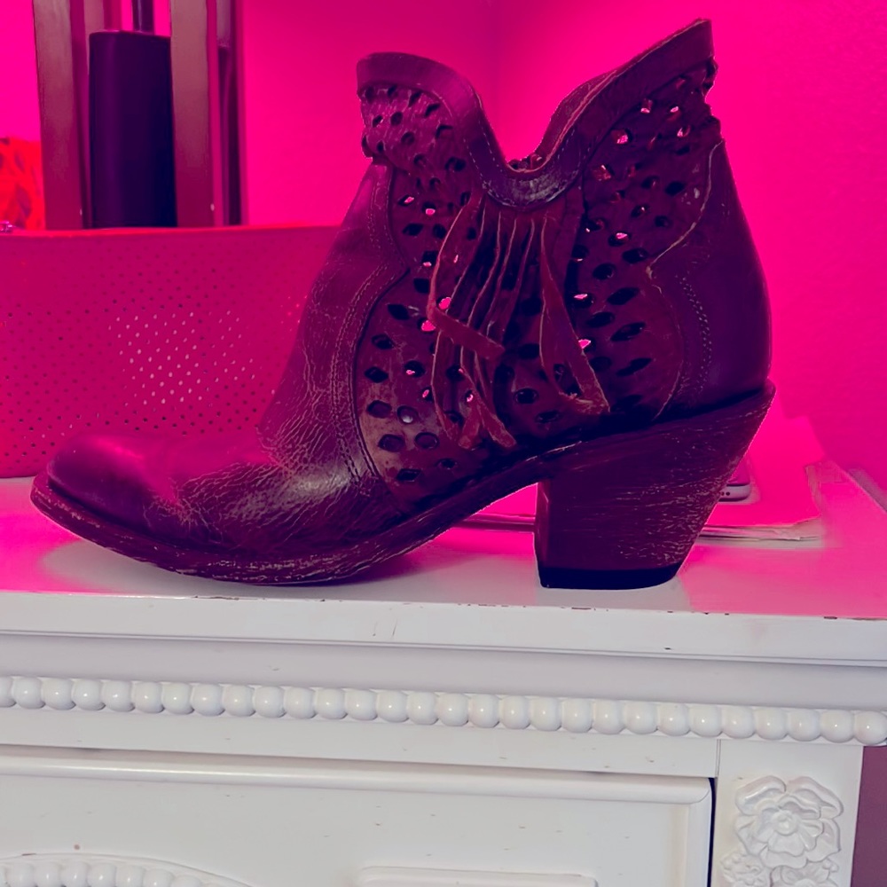 Very nice well taken care of boots